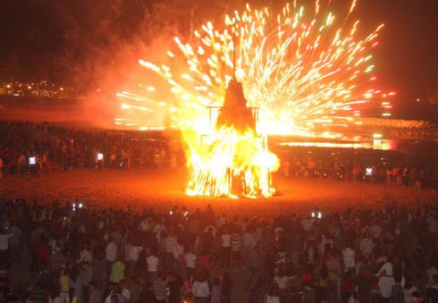 Großes Lagerfeuer. Nacht von San Juan