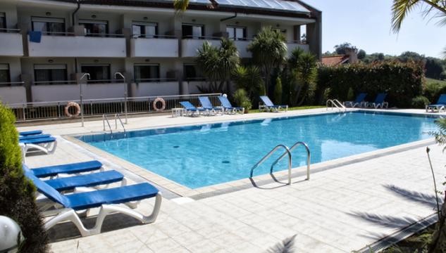 Con piscina al aire libre rodeada de jardines